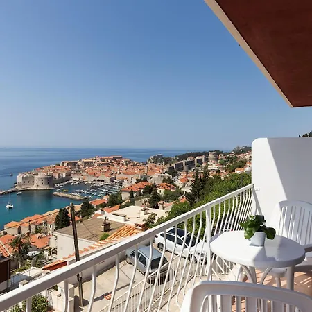 アパート Beautiful Nest - Two Bedroom With Balcony And Sea View ドゥブロブニク